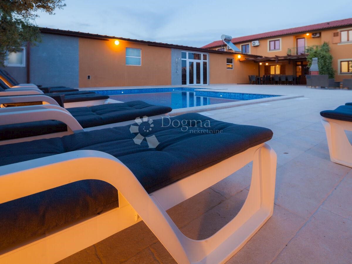 CASA PER 20 PERSONE, PISCINA, SALA, POSIZIONE TOP!
