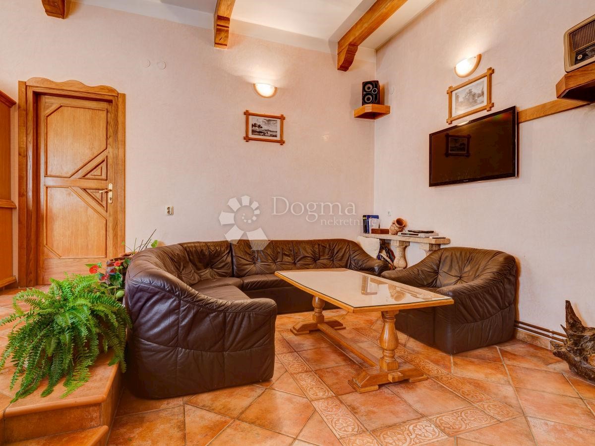 CASA PER 20 PERSONE, PISCINA, SALA, POSIZIONE TOP!
