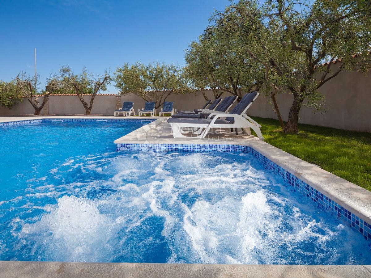 CASA PER 20 PERSONE, PISCINA, SALA, POSIZIONE TOP!