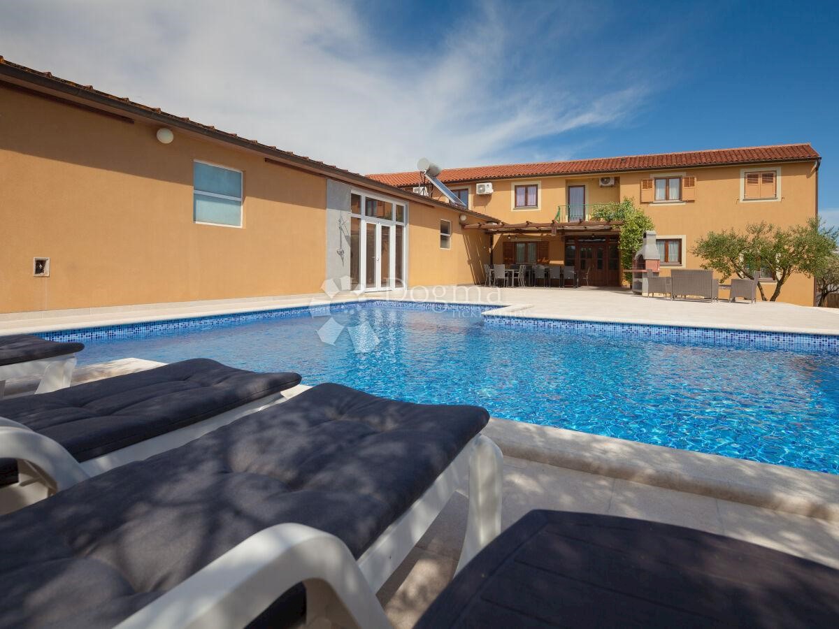 CASA PER 20 PERSONE, PISCINA, SALA, POSIZIONE TOP!