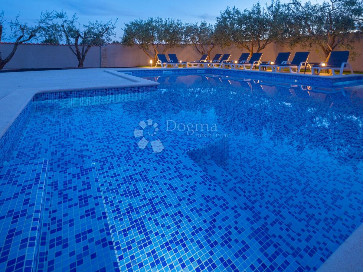 CASA PER 20 PERSONE, PISCINA, SALA, POSIZIONE TOP!