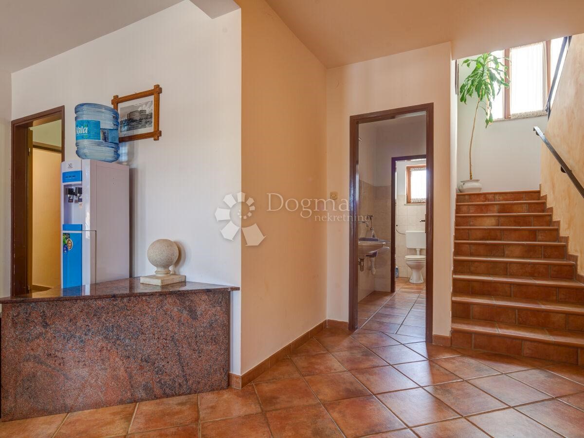 CASA PER 20 PERSONE, PISCINA, SALA, POSIZIONE TOP!