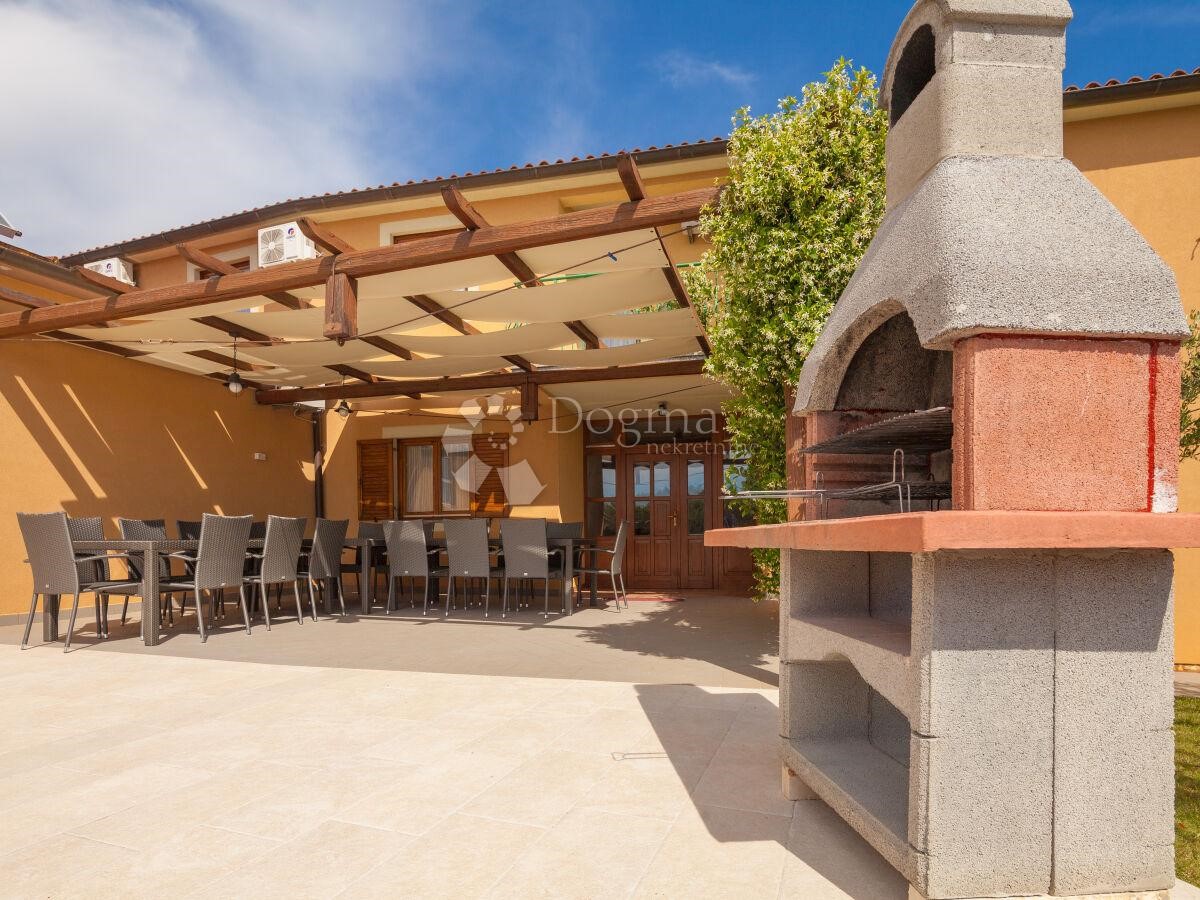CASA PER 20 PERSONE, PISCINA, SALA, POSIZIONE TOP!