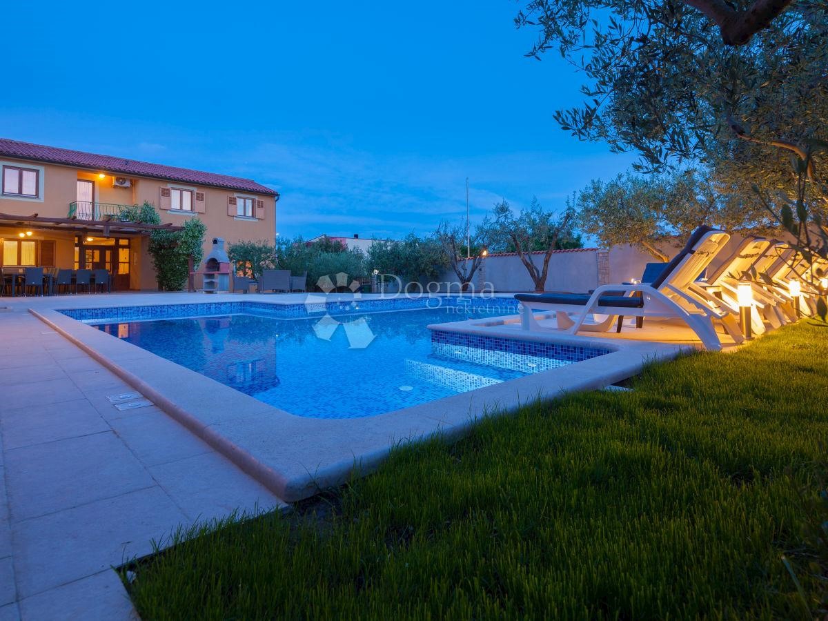 CASA PER 20 PERSONE, PISCINA, SALA, POSIZIONE TOP!