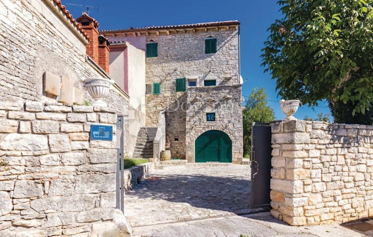 OPPORTUNITÀ! CASA TRADIZIONALE IN PIETRA D'ISTRIA RISTRUTTURATA CON PISCINA