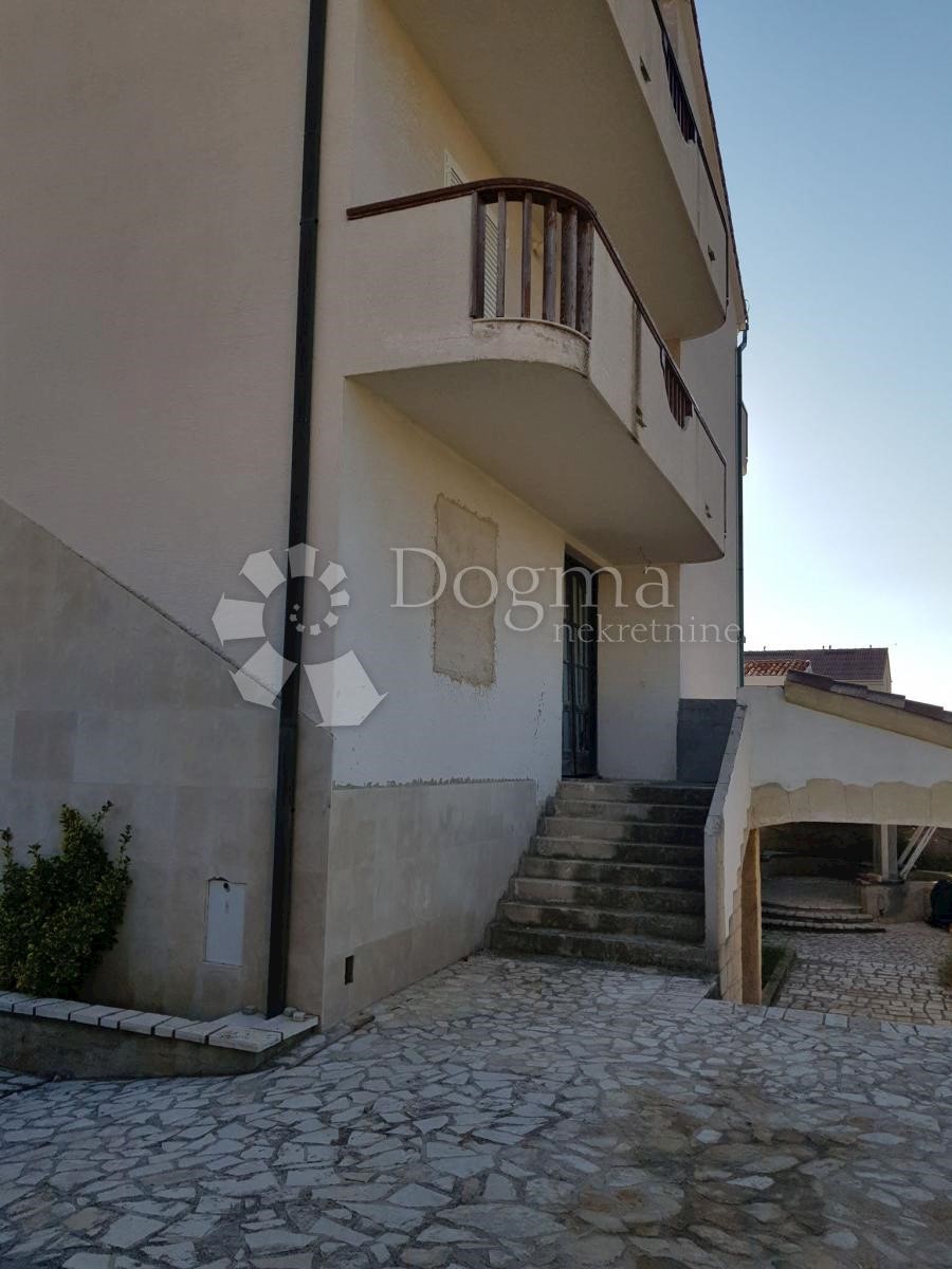 Locale commerciale Novalja, 329m2