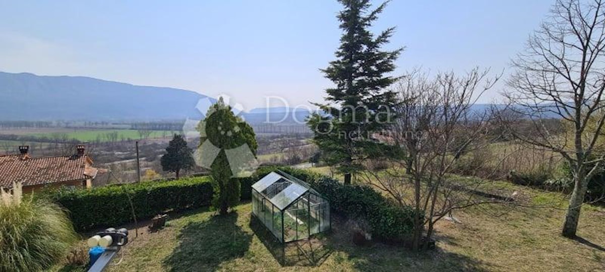 Casa con 2 appartamenti e un ampio giardino edificabile