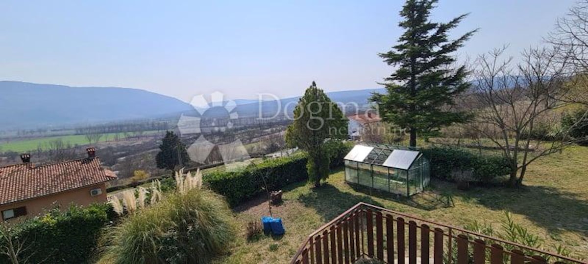 Casa con 2 appartamenti e un ampio giardino edificabile