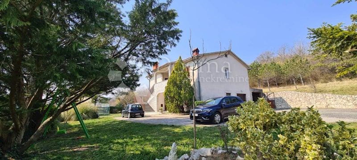 Casa con 2 appartamenti e un ampio giardino edificabile