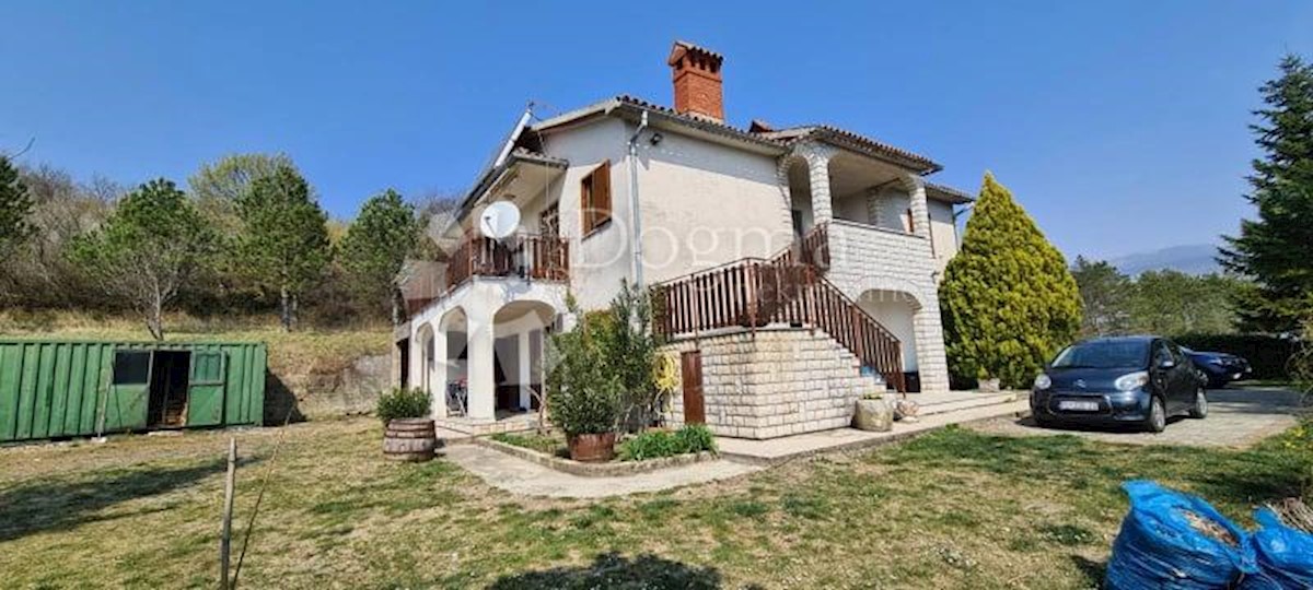 Casa con 2 appartamenti e un ampio giardino edificabile