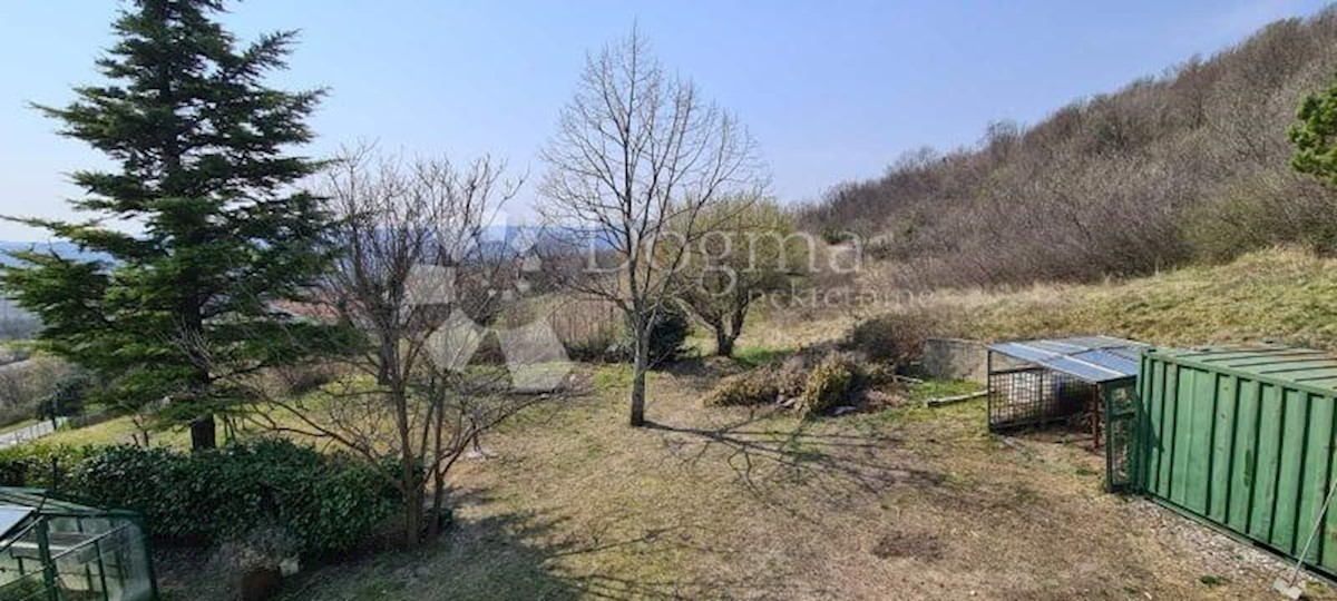 Casa con 2 appartamenti e un ampio giardino edificabile