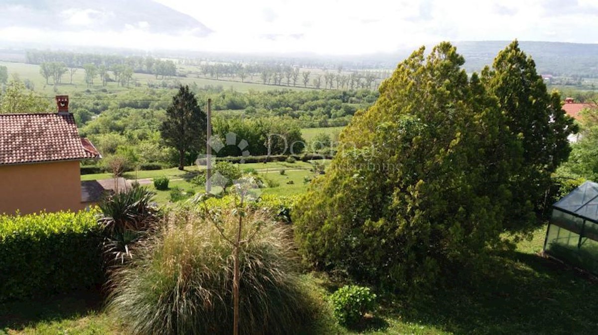 Casa con 2 appartamenti e un ampio giardino edificabile