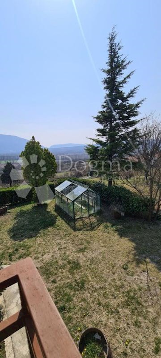 Casa con 2 appartamenti e un ampio giardino edificabile