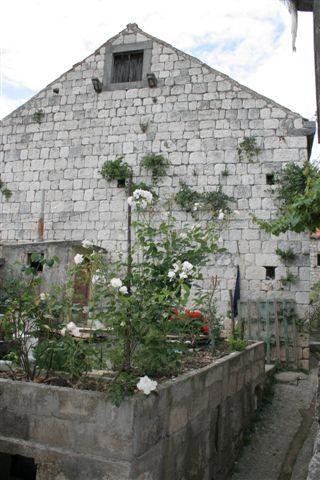 KAMENA KUĆA, LASTOVO