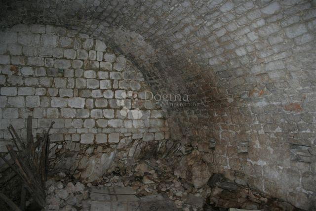 KAMENA KUĆA, LASTOVO