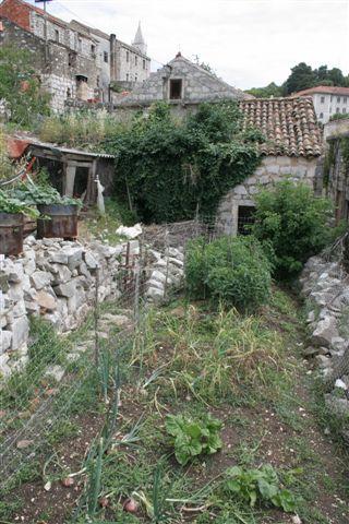 KAMENA KUĆA, LASTOVO