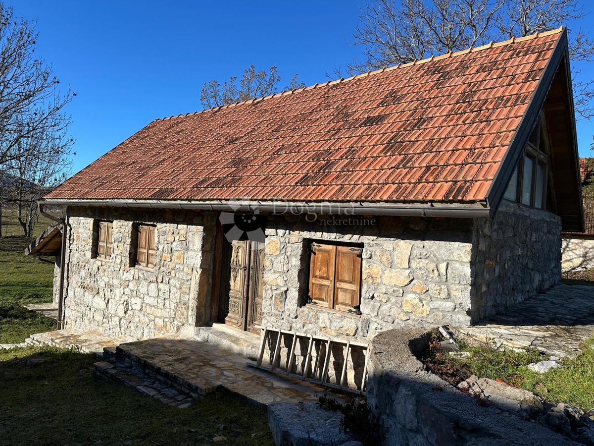 Casa Udbina, 1.000m2