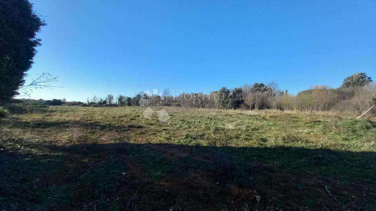 Ampio terreno edificabile nella zona industriale, Šišan