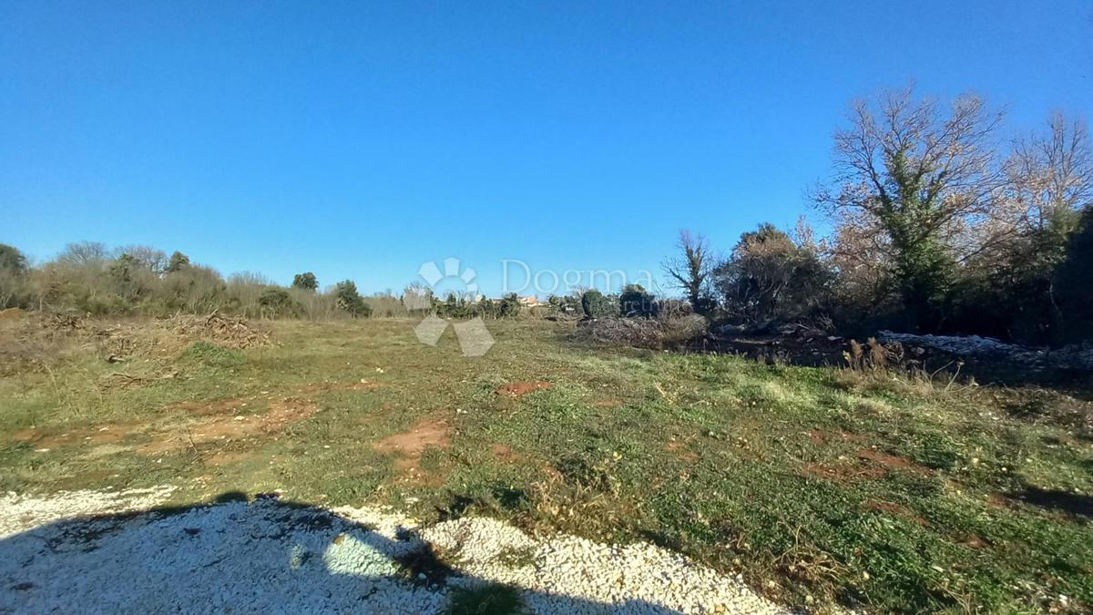 Ampio terreno edificabile nella zona industriale, Šišan