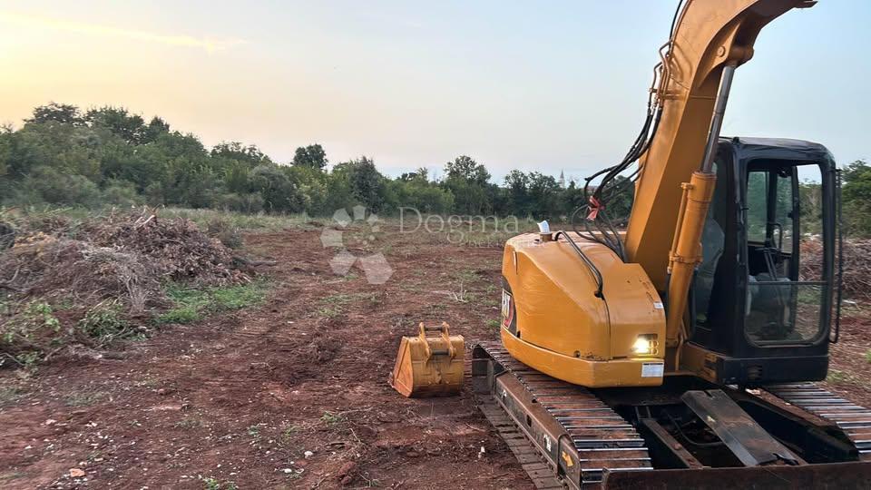 Ampio terreno edificabile nella zona industriale, Šišan