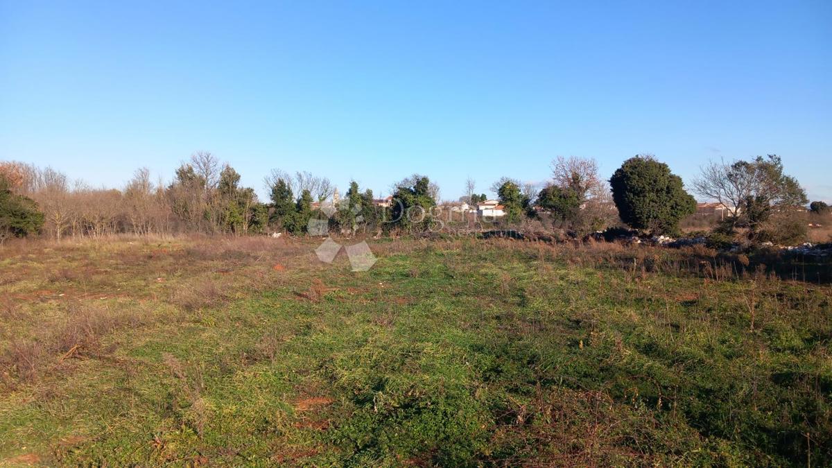 Ampio terreno edificabile nella zona industriale, Šišan