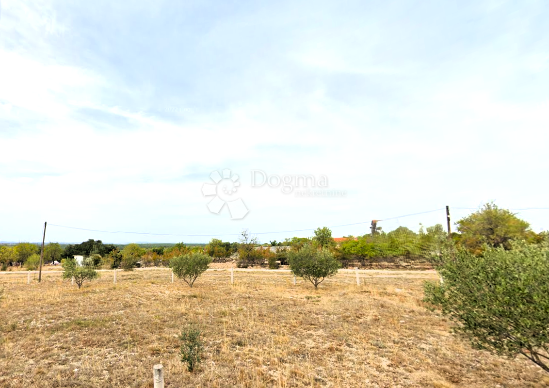 OCCASIONE ESCLUSIVA! Terreno edificabile di 2283 m² vicino a Zara - Accesso asfaltato, elettricità e acqua proprio accanto al terreno!