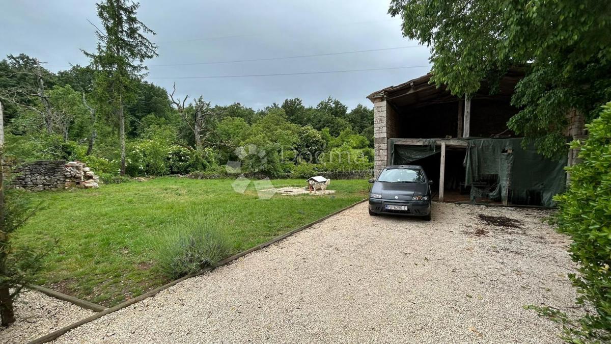 Casa con appartamento ristrutturato e terreno edificabile, a 5 minuti da Pisino