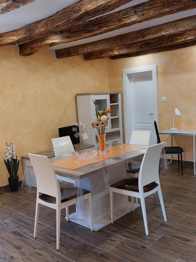 Casa con appartamento ristrutturato e terreno edificabile, a 5 minuti da Pisino