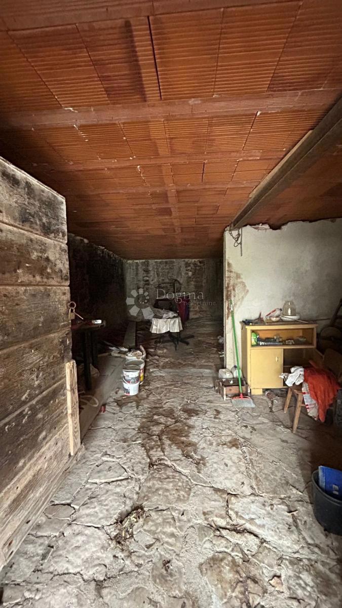 Casa con appartamento ristrutturato e terreno edificabile, a 5 minuti da Pisino