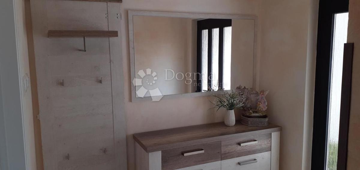 Casa con appartamento ristrutturato e terreno edificabile, a 5 minuti da Pisino