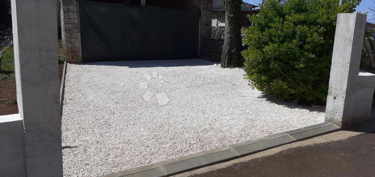 Casa con appartamento ristrutturato e terreno edificabile, a 5 minuti da Pisino