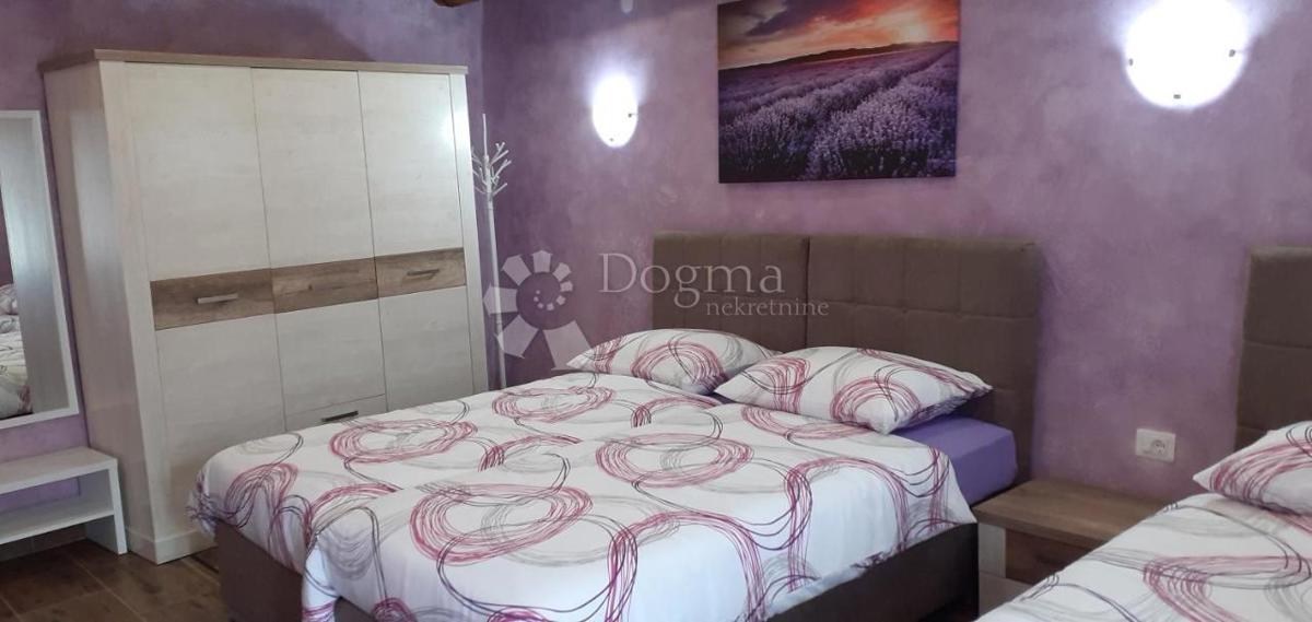 Casa con appartamento ristrutturato e terreno edificabile, a 5 minuti da Pisino