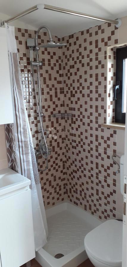 Casa con appartamento ristrutturato e terreno edificabile, a 5 minuti da Pisino