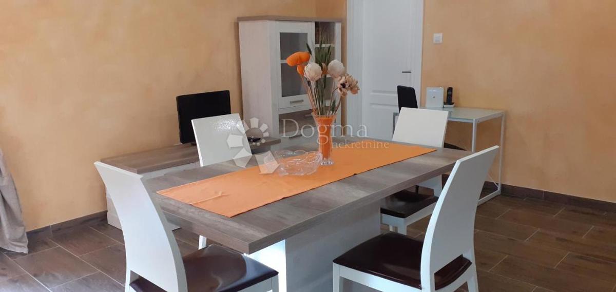 Casa con appartamento ristrutturato e terreno edificabile, a 5 minuti da Pisino