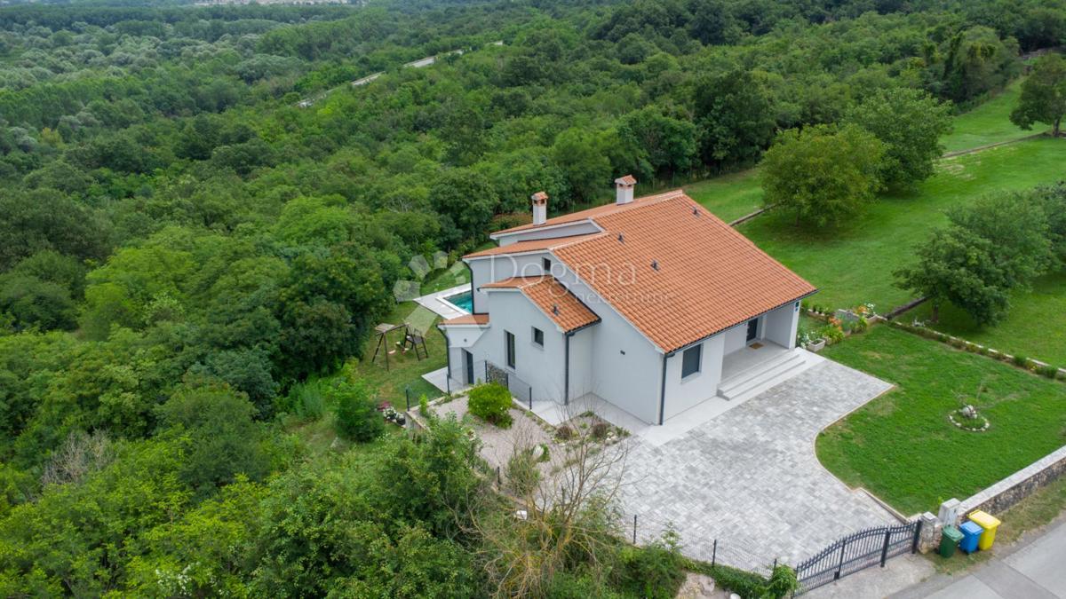 BELLISSIMA CASA A UN PIANO CON PISCINA SU LOTTO SEPARATO