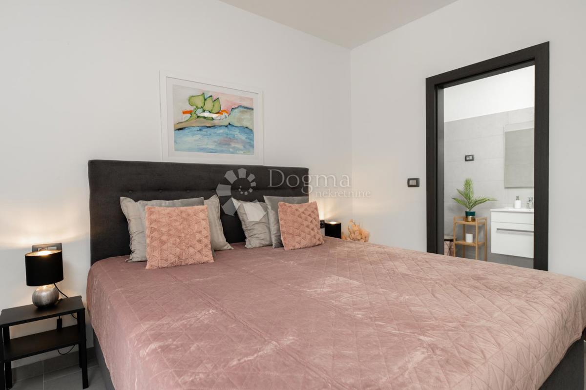 BELLISSIMA CASA A UN PIANO CON PISCINA SU LOTTO SEPARATO