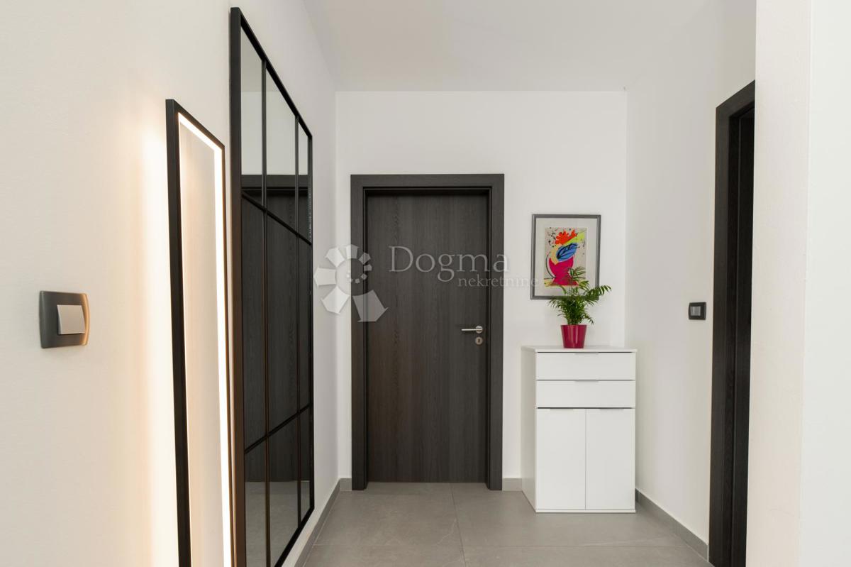 BELLISSIMA CASA A UN PIANO CON PISCINA SU LOTTO SEPARATO