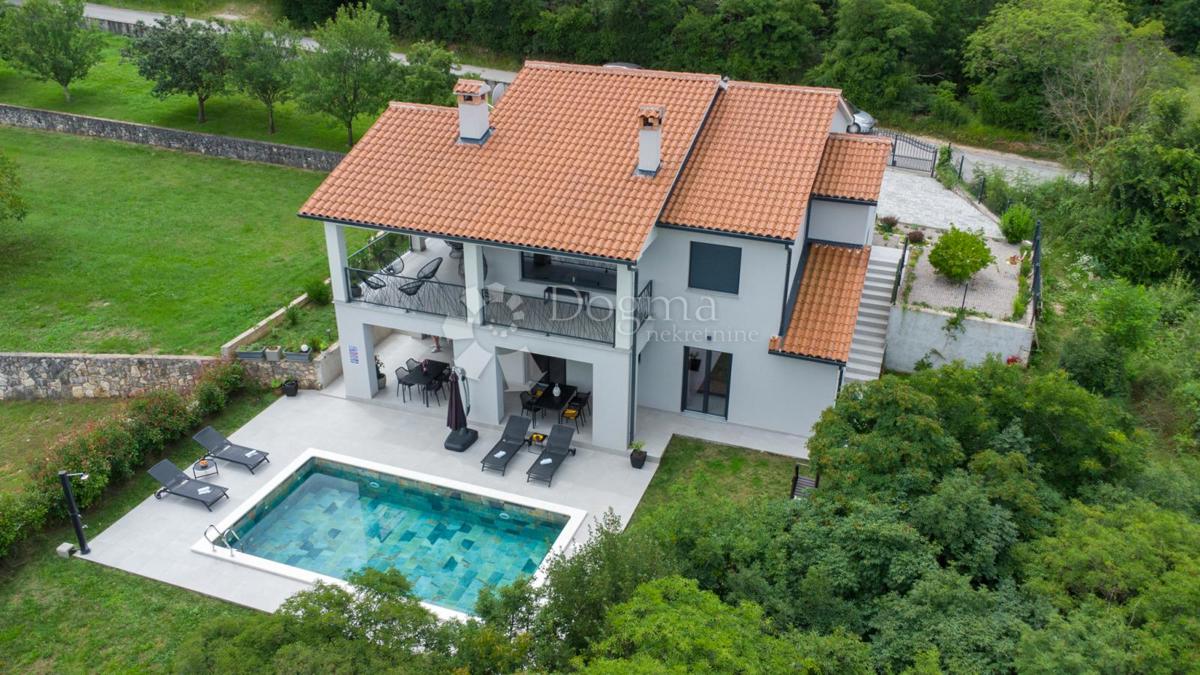 BELLISSIMA CASA A UN PIANO CON PISCINA SU LOTTO SEPARATO