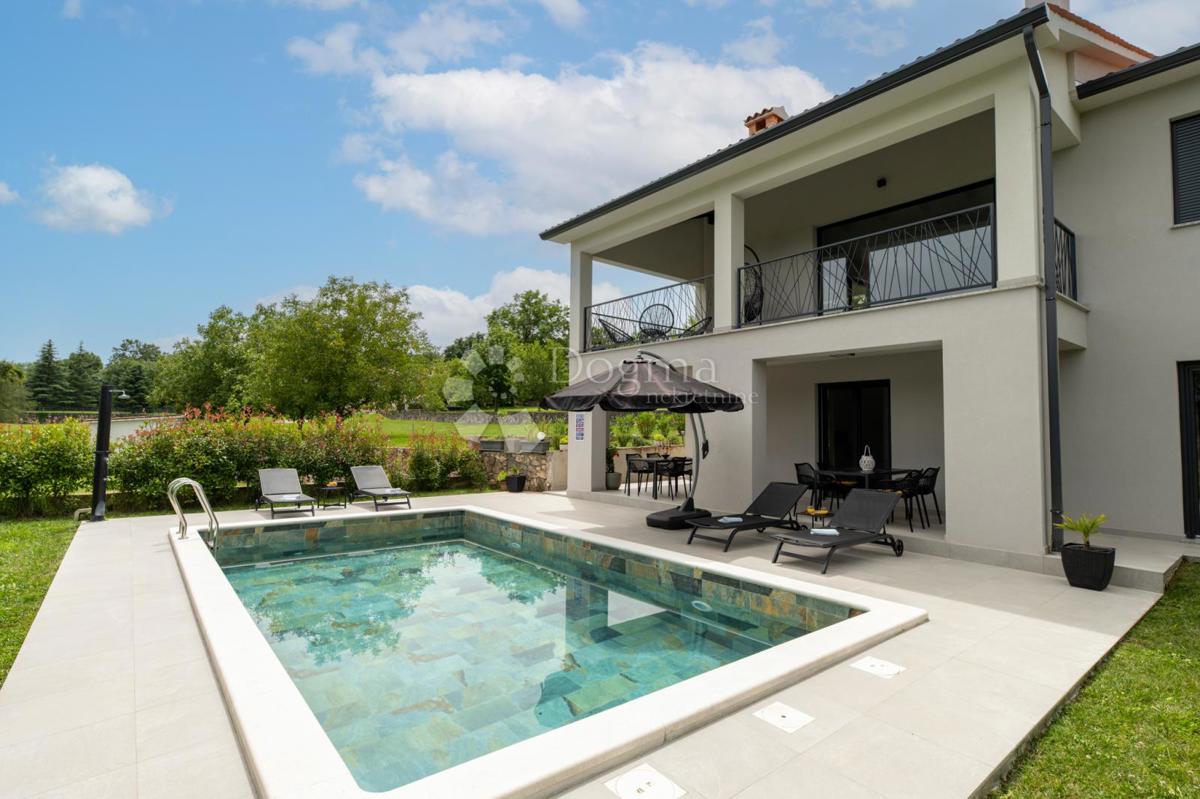 BELLISSIMA CASA A UN PIANO CON PISCINA SU LOTTO SEPARATO