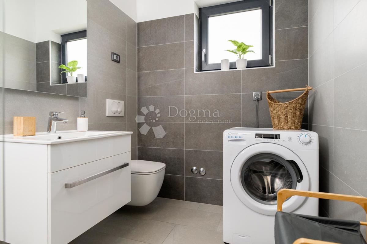 BELLISSIMA CASA A UN PIANO CON PISCINA SU LOTTO SEPARATO