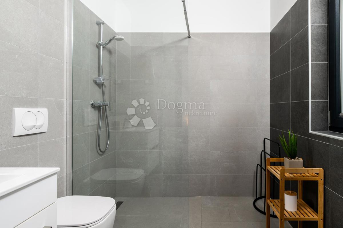 BELLISSIMA CASA A UN PIANO CON PISCINA SU LOTTO SEPARATO