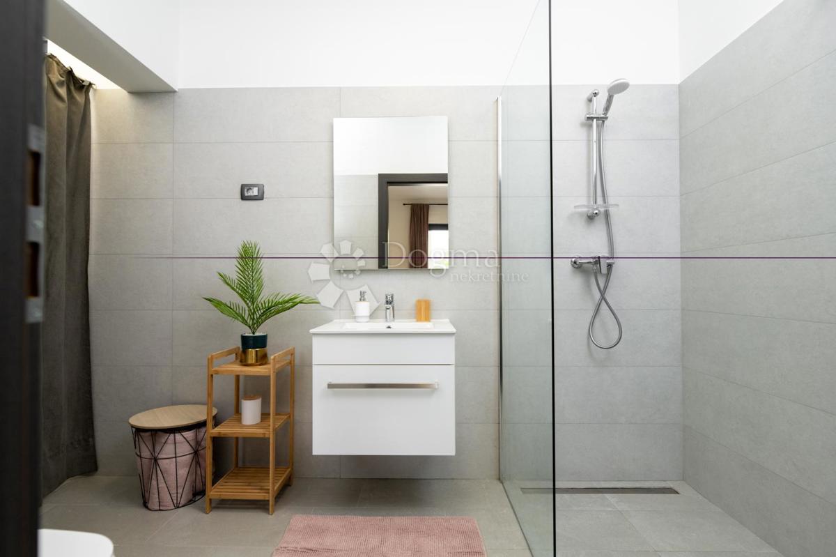 BELLISSIMA CASA A UN PIANO CON PISCINA SU LOTTO SEPARATO