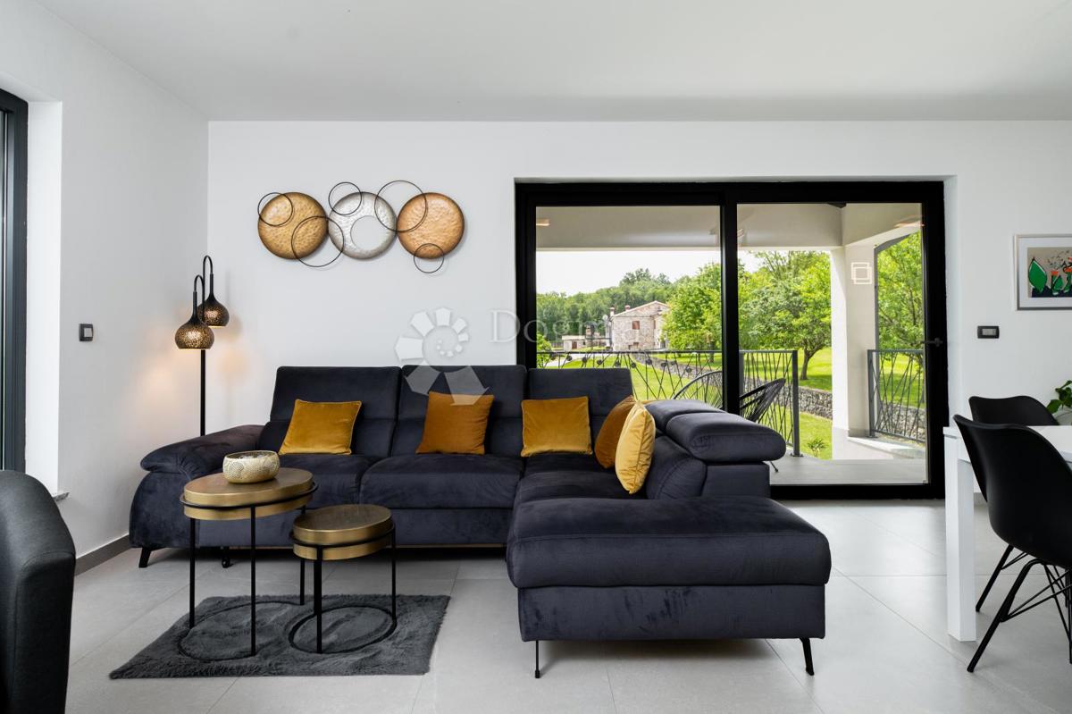 BELLISSIMA CASA A UN PIANO CON PISCINA SU LOTTO SEPARATO