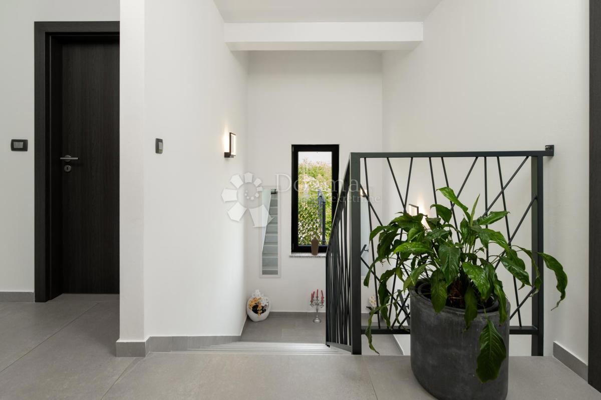 BELLISSIMA CASA A UN PIANO CON PISCINA SU LOTTO SEPARATO