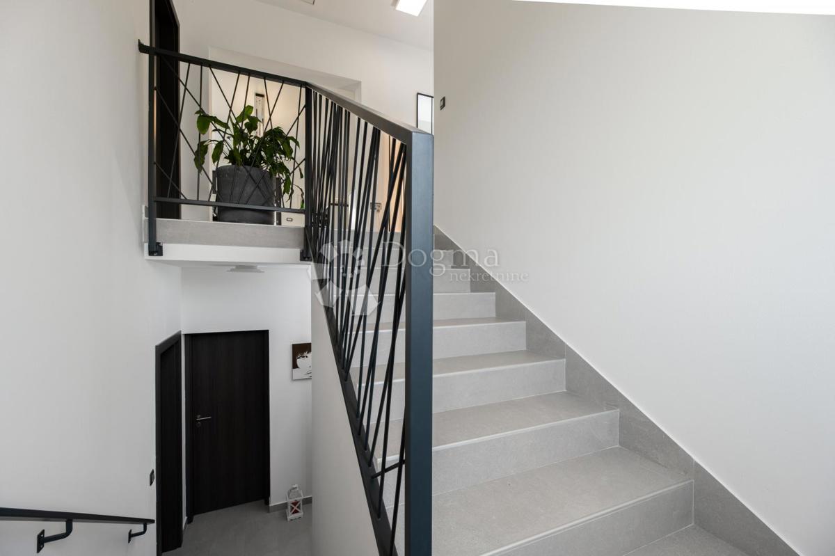 BELLISSIMA CASA A UN PIANO CON PISCINA SU LOTTO SEPARATO