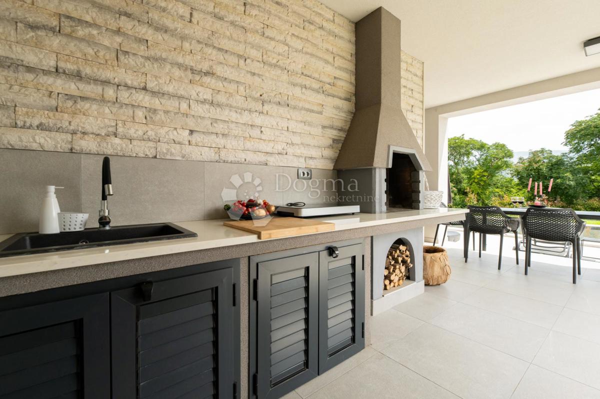 BELLISSIMA CASA A UN PIANO CON PISCINA SU LOTTO SEPARATO