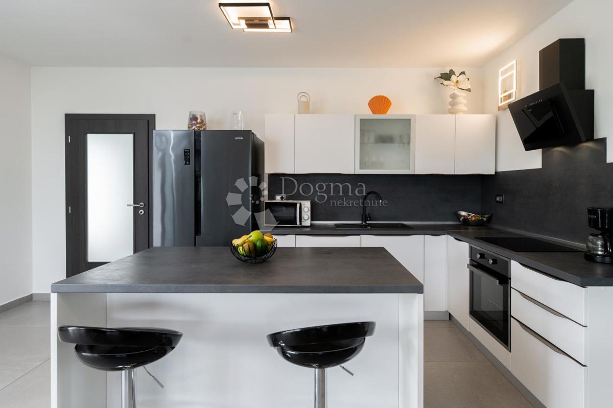 BELLISSIMA CASA A UN PIANO CON PISCINA SU LOTTO SEPARATO