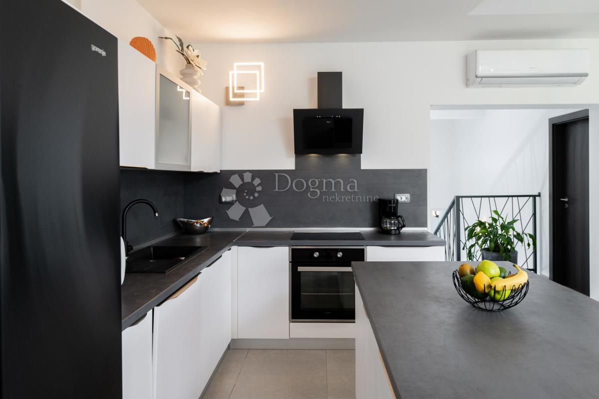 BELLISSIMA CASA A UN PIANO CON PISCINA SU LOTTO SEPARATO