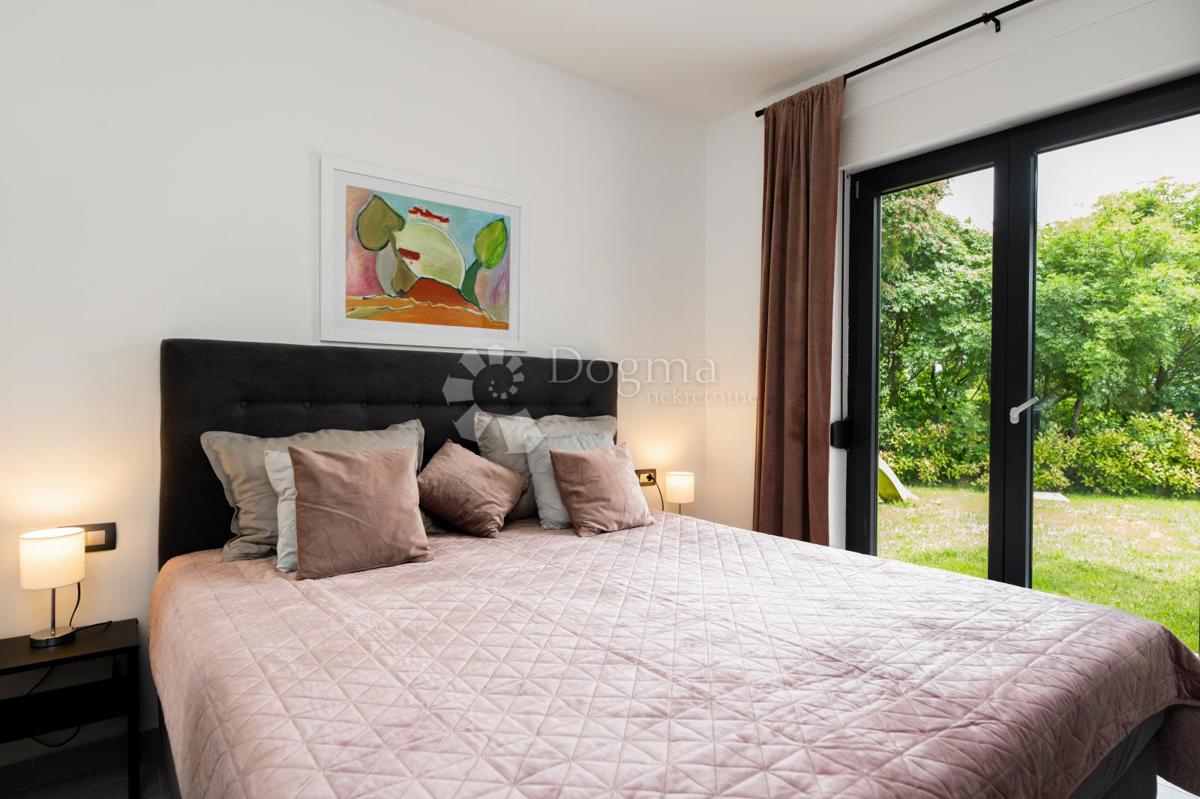 BELLISSIMA CASA A UN PIANO CON PISCINA SU LOTTO SEPARATO