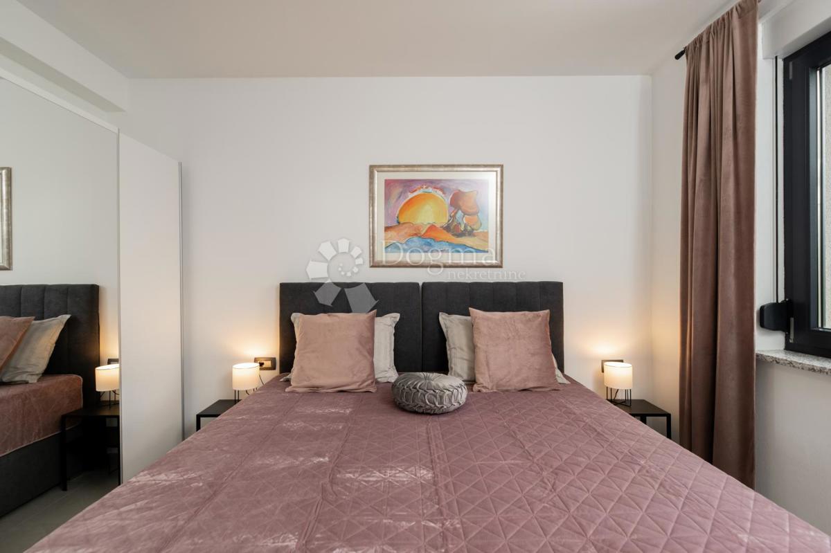 BELLISSIMA CASA A UN PIANO CON PISCINA SU LOTTO SEPARATO